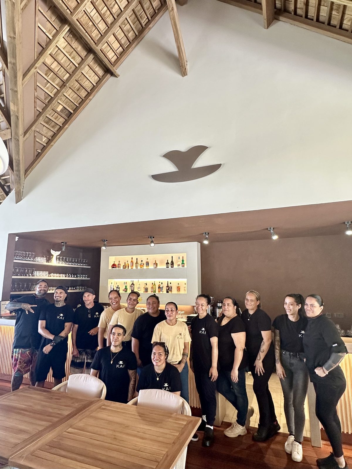 L'équipe du restaurant KAI dans la salle, au bord du lagon