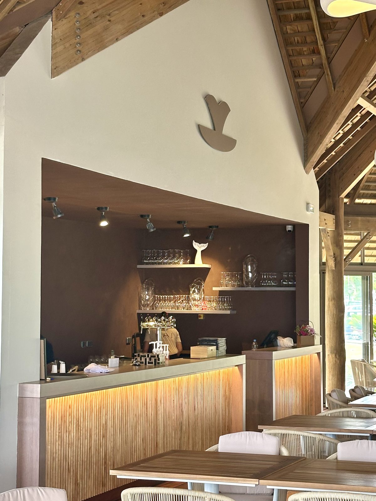 Le bar du restaurant KAI sous le logo
