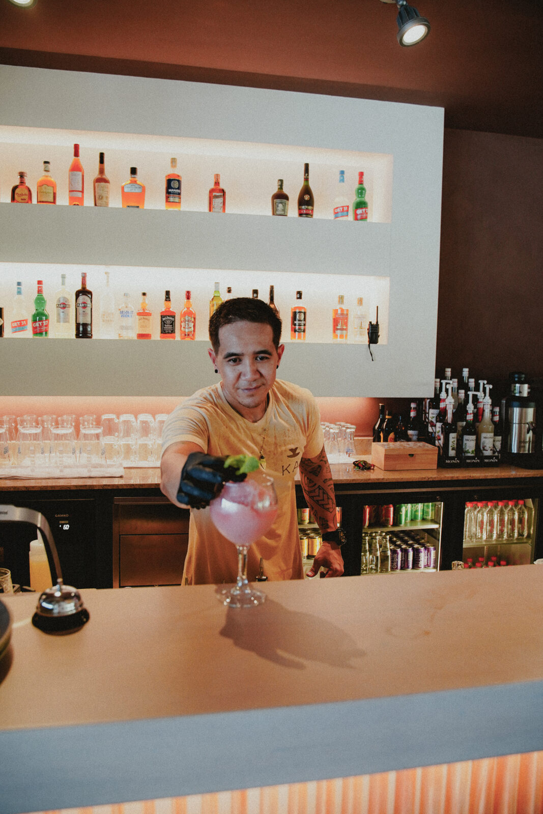 Un barman de KAI servant un cocktail