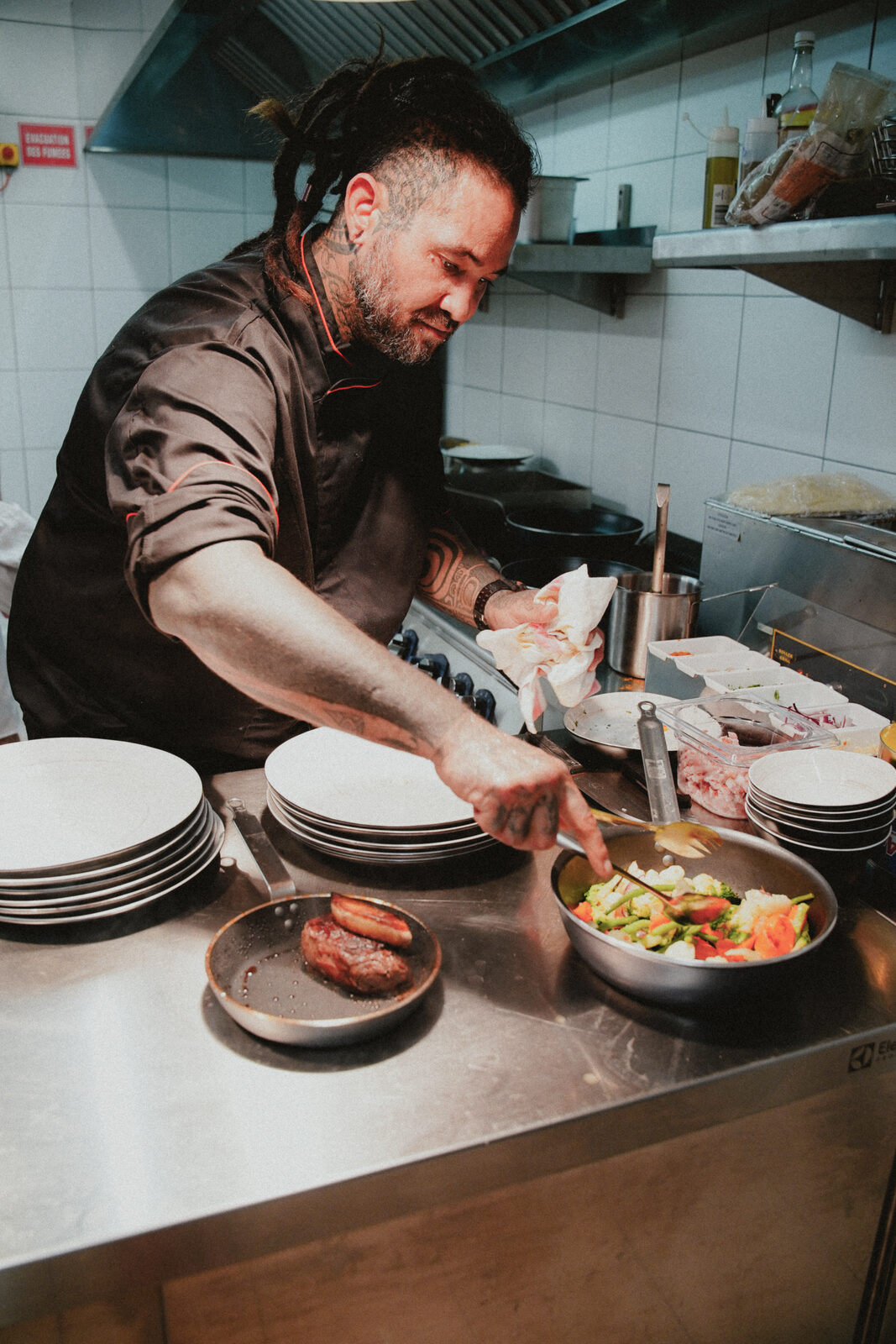 Le chef de KAI dressant une assiette en cuisine