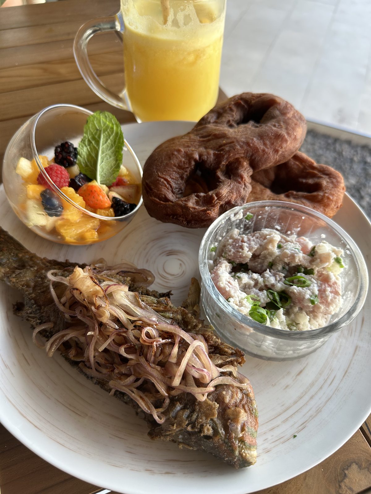 Une assiette de petit-déjeuner local servie à KAI