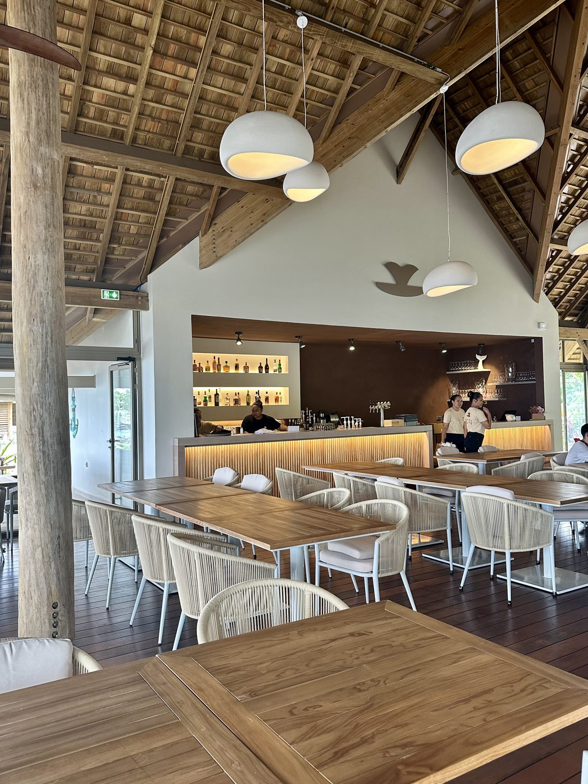 La salle du restaurant KAI sous la charpente