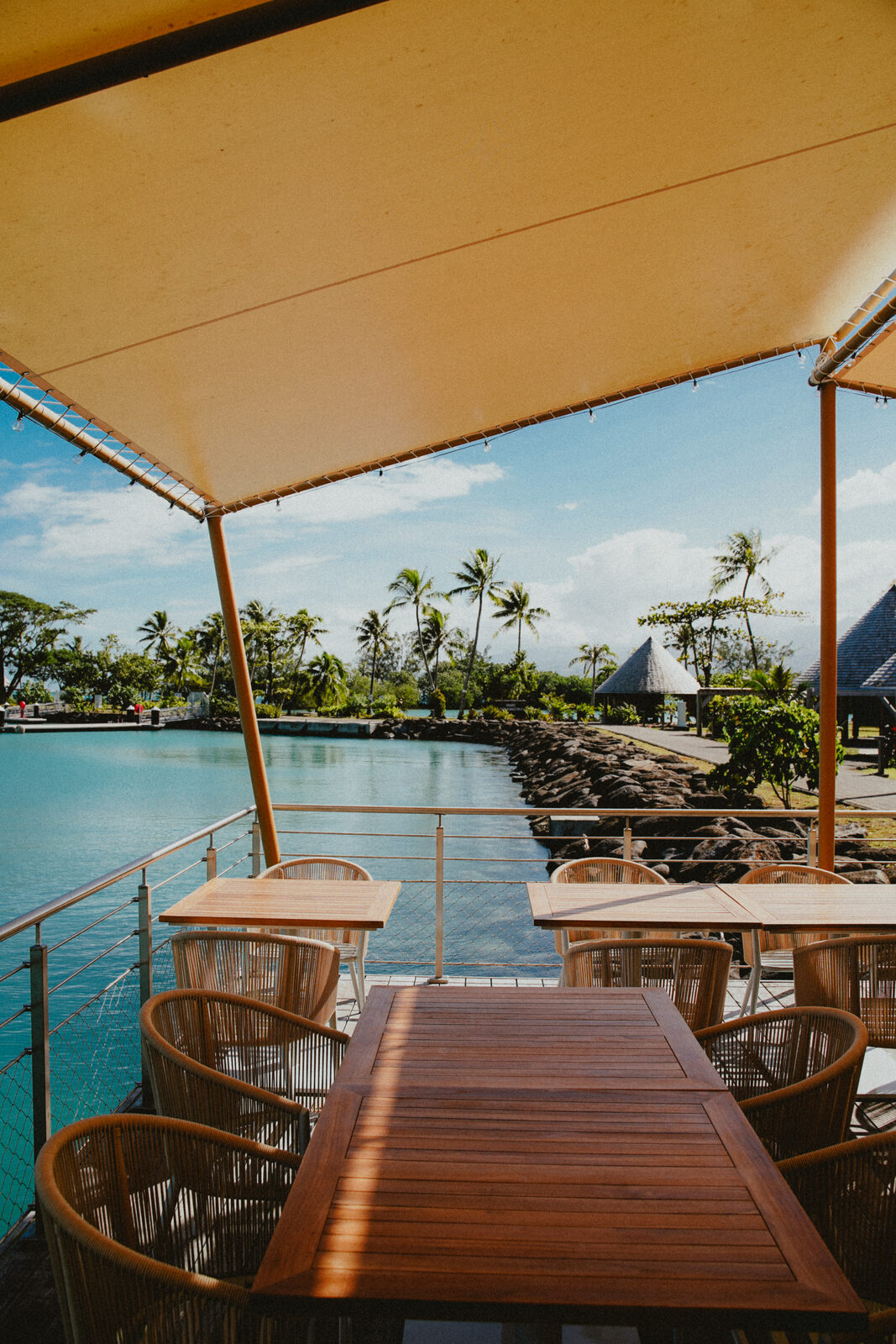 La terrasse couverte de KAI ouverte sur le lagon