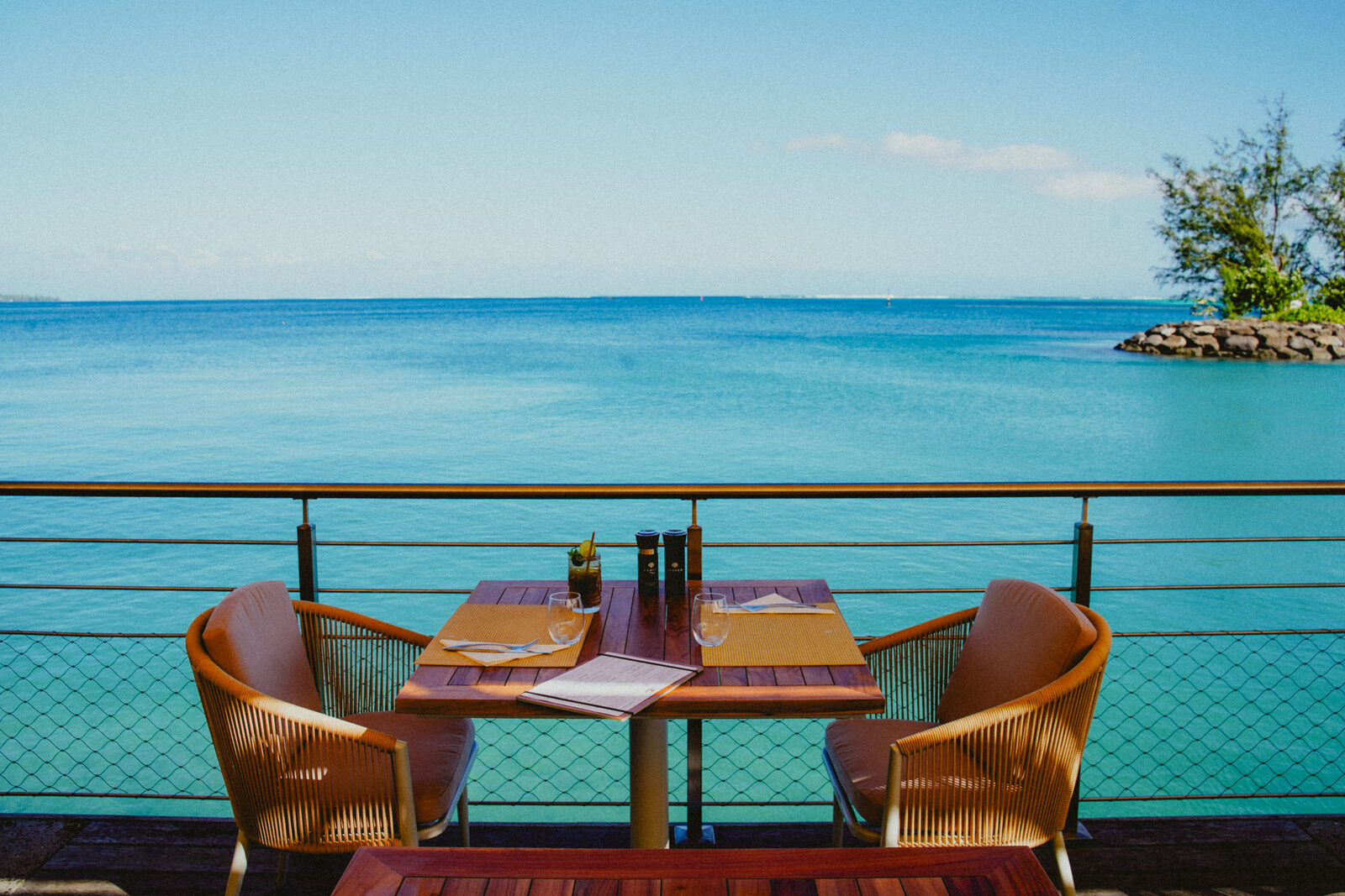 Table dressée face au lagon turquoise à KAI
